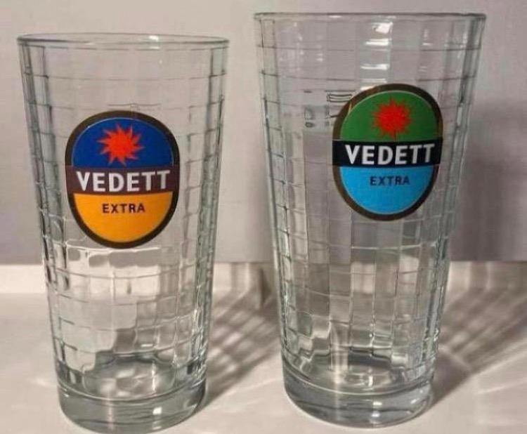 2x Bierglas van Vedett extra. H.14,5 & 15,5 cm. 25 cl/33 cl., Verzamelen, Ophalen of Verzenden, Zo goed als nieuw, Glas of Glazen