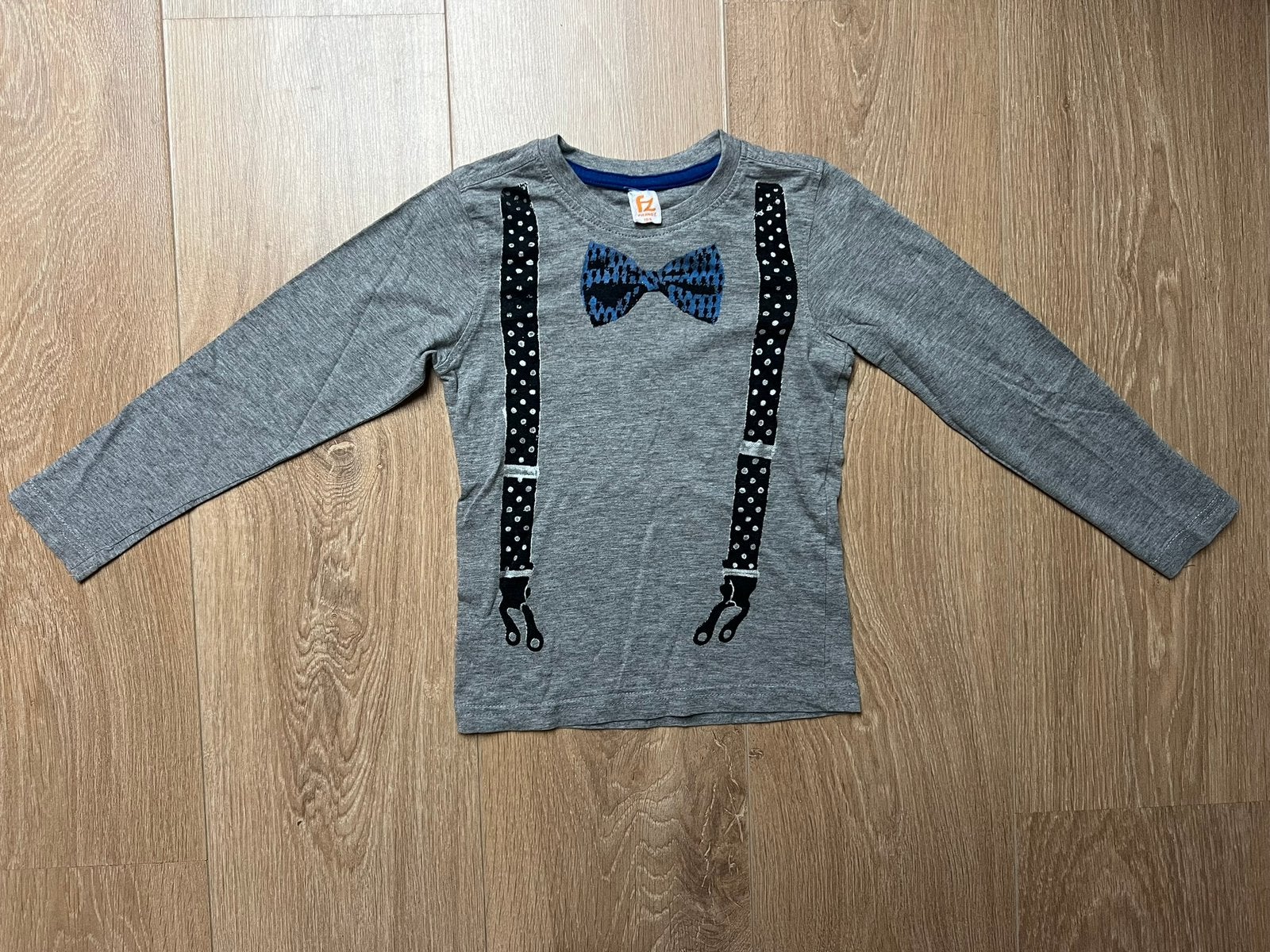 Frendz longsleeve shirt bretels en strik opdruk maat 104, Ophalen of Verzenden, Gebruikt, Jongen, Shirt of Longsleeve