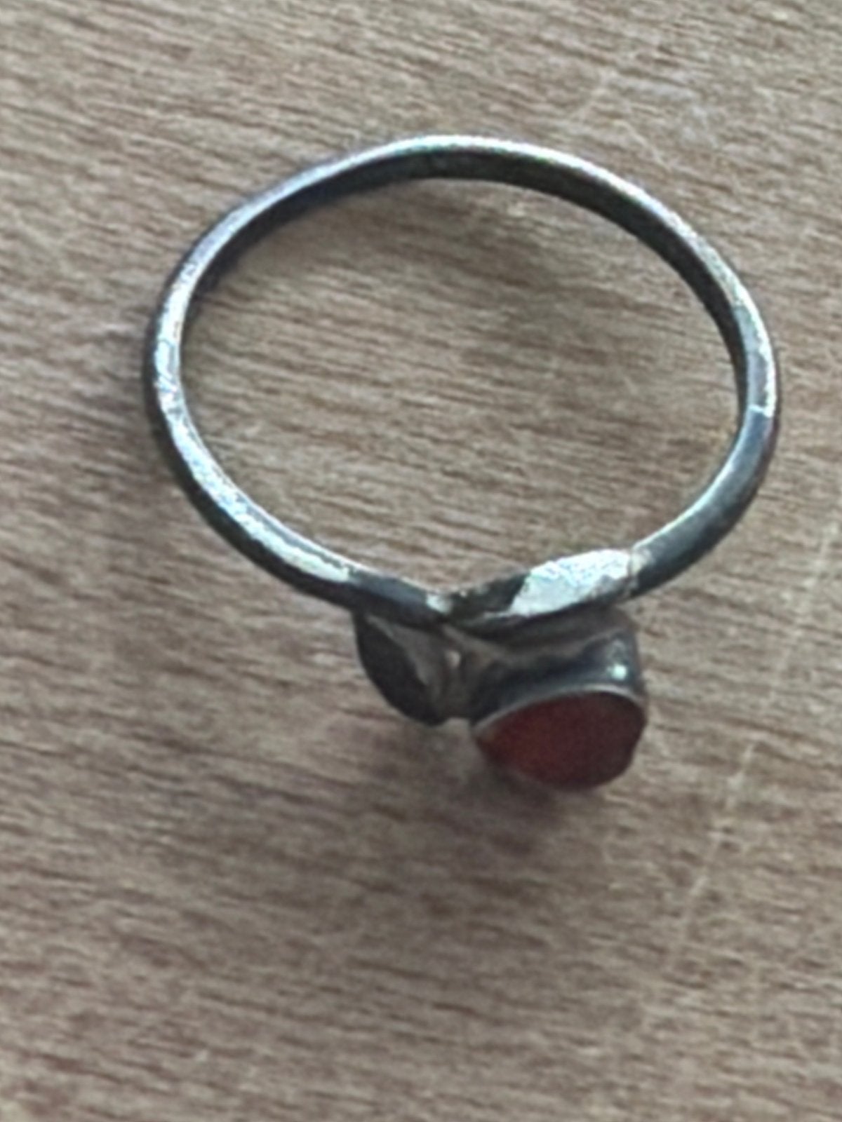 Vintage Zilveren Ring met Donkerrode Steen, Gebruikt, Ophalen of Verzenden, Kleiner dan 17, Met edelsteen