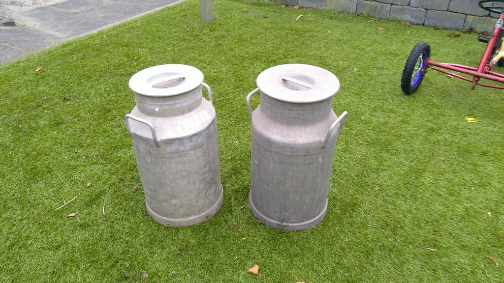 Twee aluminium melkbussen, Ophalen