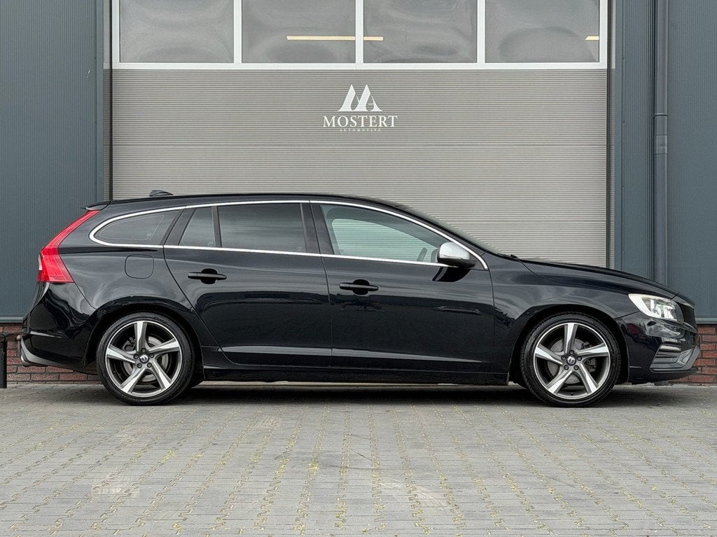 Volvo V60 1.6/150pk T3 R-Design|2015|NAP|Automaat|Trekhaak|N, Auto's, Volvo, Gebruikt, Zwart, 4 cilinders, 150 pk
