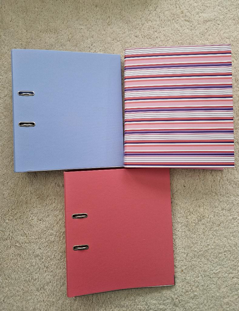 Twee ordners in leuke kleuren, Diversen, Ophalen, Zo goed als nieuw