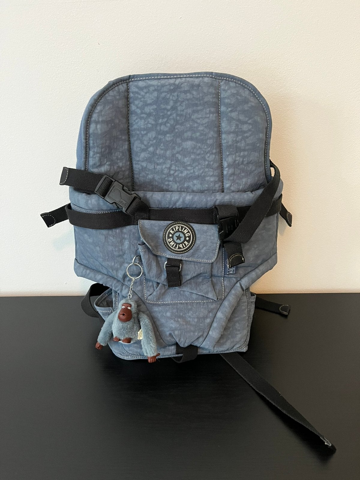 Kipling blauwe draagzak zo goed als nieuw met aapje, Kinderen en Baby's, Ophalen of Verzenden, Zo goed als nieuw, Draagzak, Overige merken