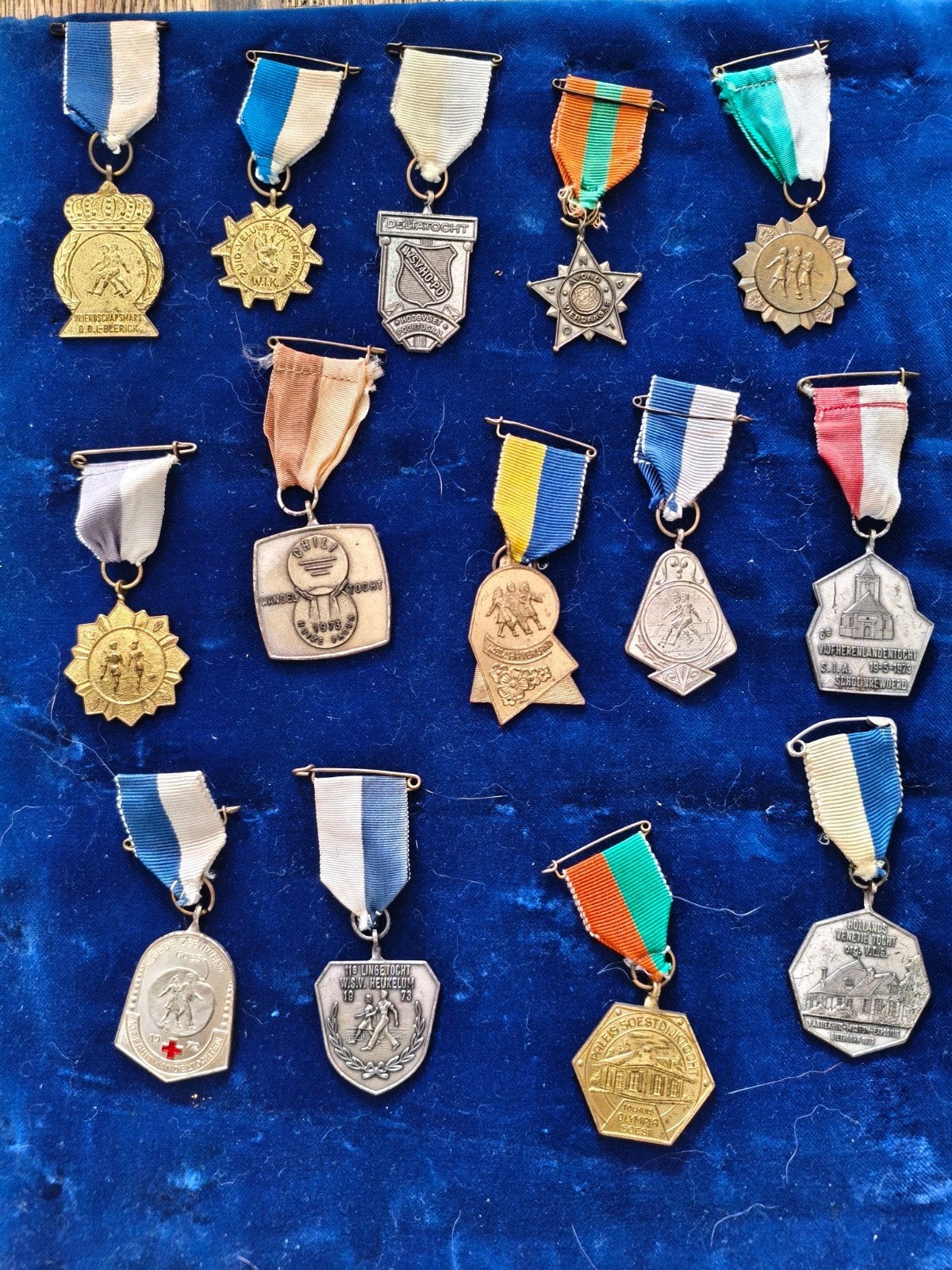 15 vintage wandelmedailles / wandelspeldjes jaren '70, Ophalen of Verzenden, Sport, Speldje of Pin