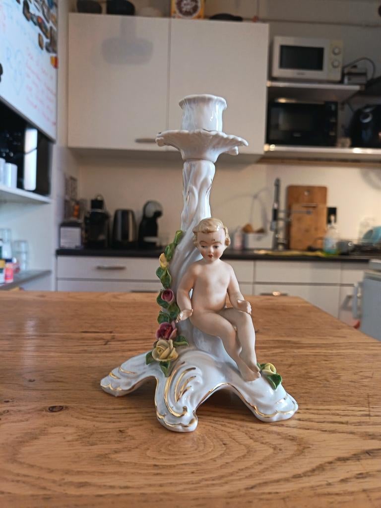 Antieke porseleinen kandelaar met cherubijn en bloemen, Ophalen of Verzenden