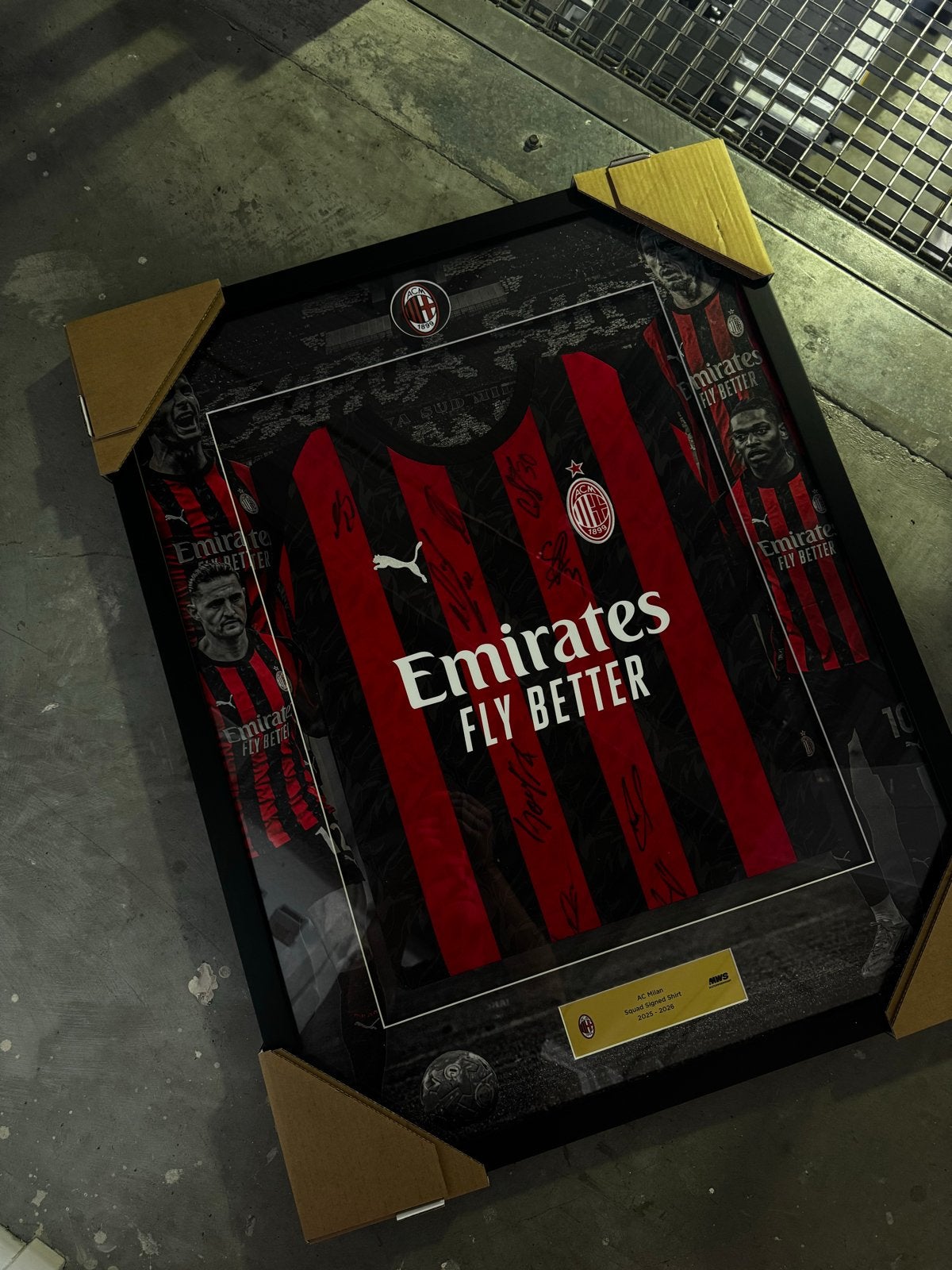 AC Milan Gesigneerd T-shirt Ingelijst 2025/2026, Ophalen of Verzenden, Nieuw, Buitenlandse clubs, Shirt