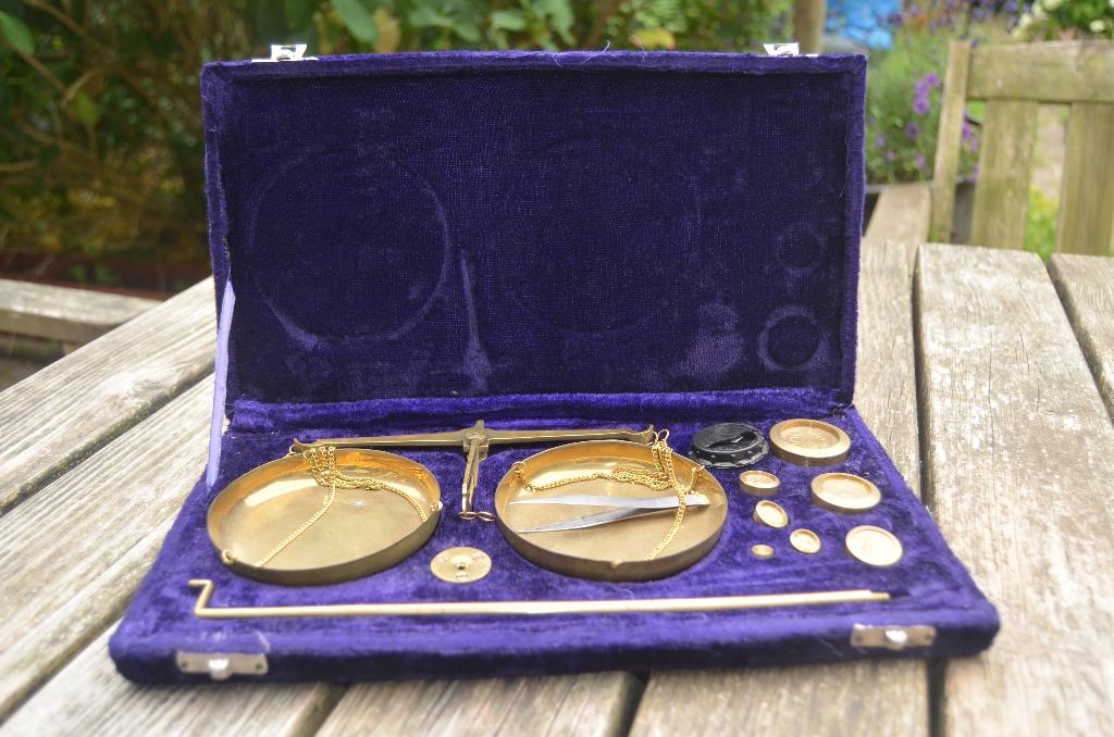 Fraaie antieke reis / goud / opium balans in mooie doos., Ophalen of Verzenden