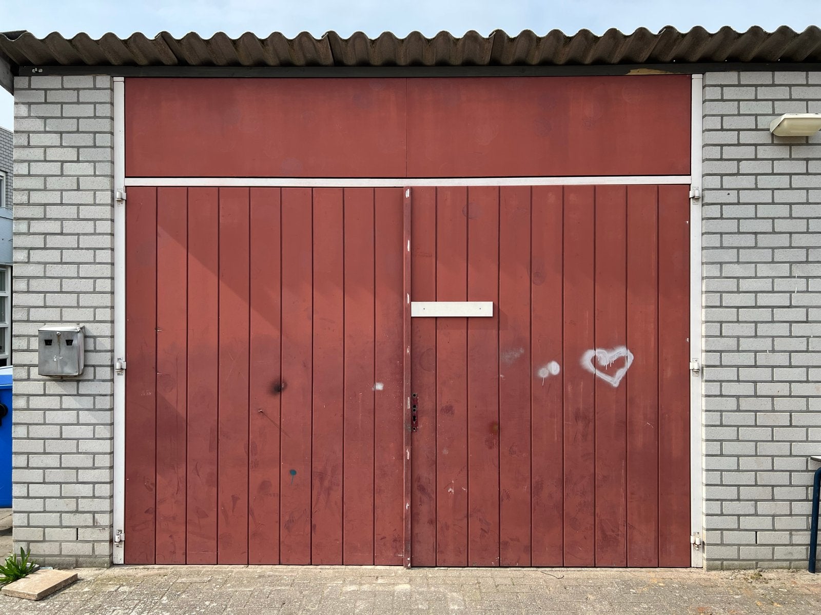 Robuuste hardhouten houten garagedeur - rood, Doe-het-zelf en Verbouw, Deuren en Horren, Gebruikt, 120 cm of meer, Garagedeur