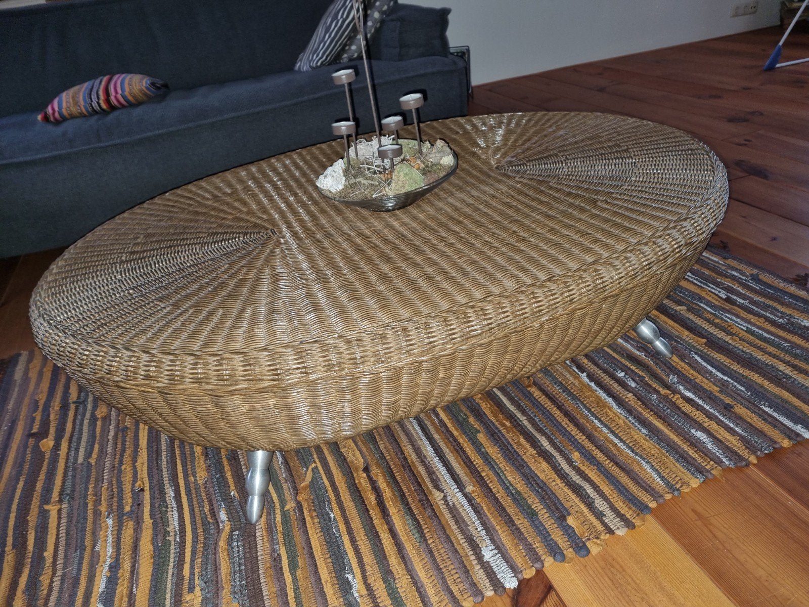 Ovale rieten salontafel met metalen poten, Huis en Inrichting, 100 tot 150 cm, 50 tot 100 cm, Zo goed als nieuw, 5 – 50