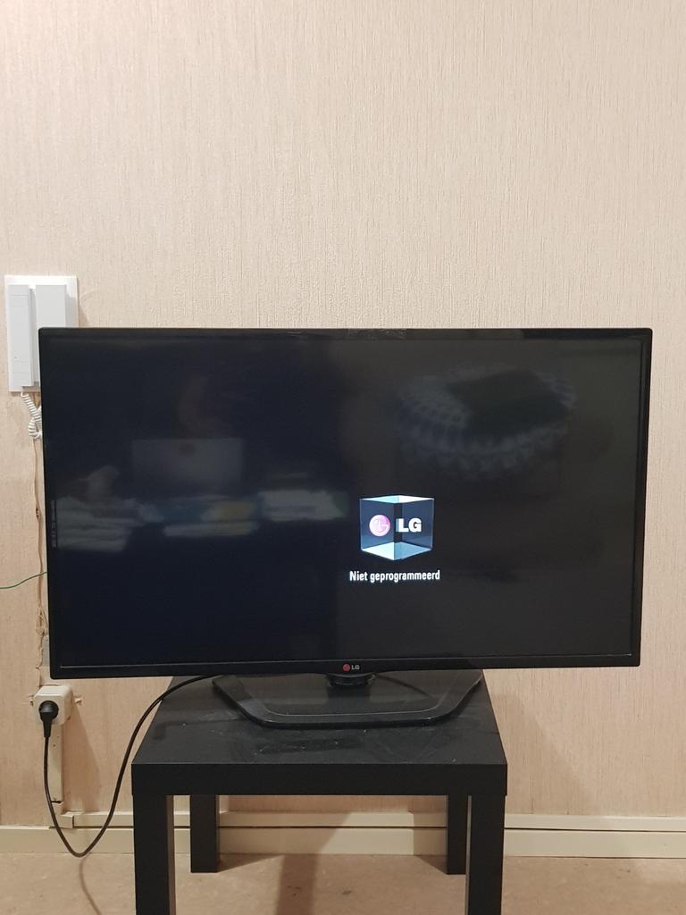 LG smart tv 42 inch in good condition, 50 Hz, Ophalen of Verzenden, Zo goed als nieuw, 100 cm of meer