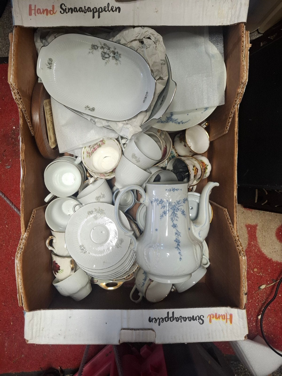 Grote doos servies van o.a Edelstein en Royal Albert, Ophalen