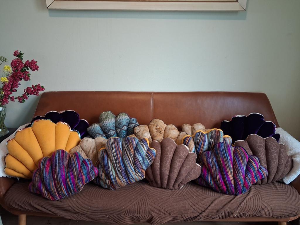 Decoratieve schelp kussens - Diverse kleuren en patronen, Ophalen of Verzenden, Nieuw, Geel, Overige vormen