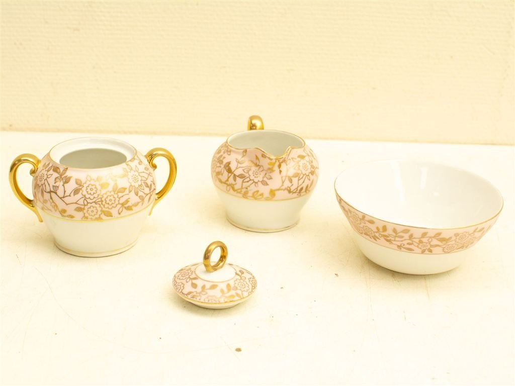 Victoria china melk en suikerkannetje en schaaltje 31967, Ophalen of Verzenden, Gebruikt, Aardewerk, Bord(en)