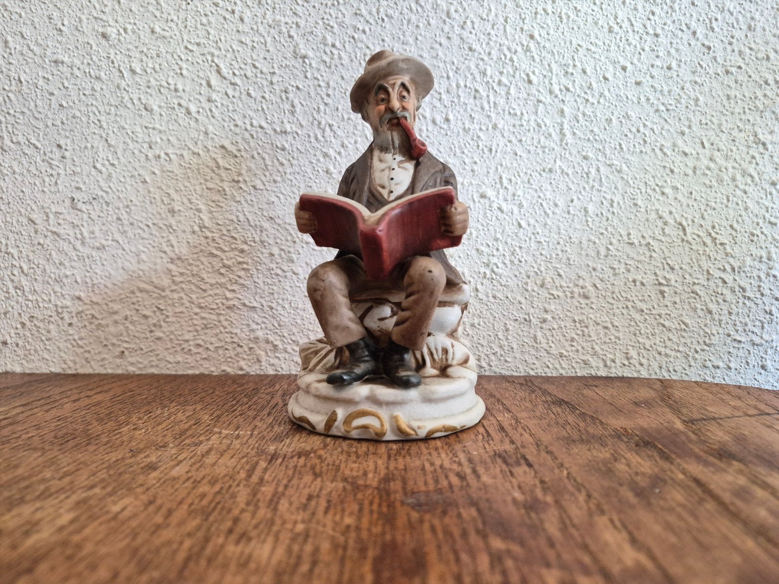 Vintage beeldje lezende man met pijp, Antiek en Kunst, Ophalen of Verzenden