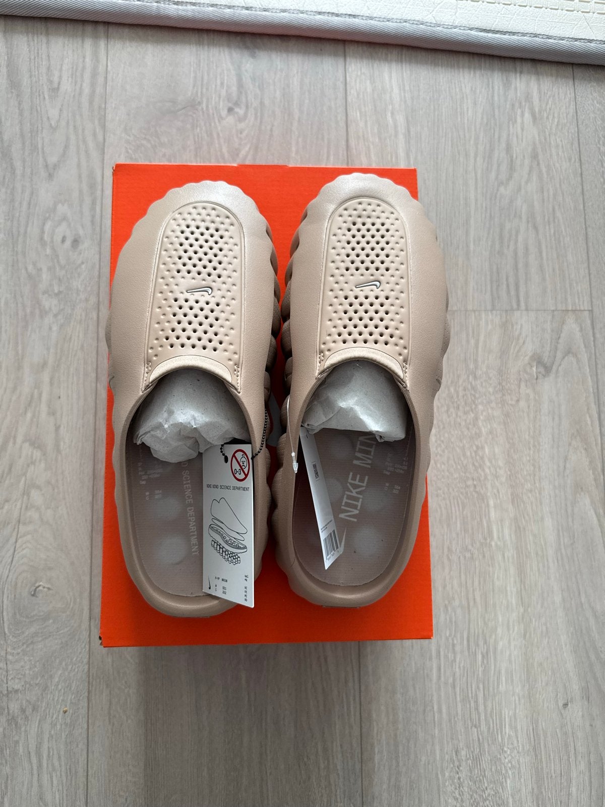 Nike Mind 001 Slippers Beige- Nieuw in doos maat 45, Kleding | Heren, Slippers, Overige kleuren, Nieuw, Ophalen of Verzenden