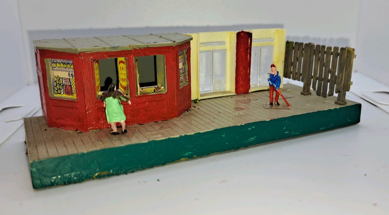 stuk perron met kiosk in ho, Gebruikt, Jouef, Gelijkstroom of Wisselstroom, Brug, Tunnel of Gebouw