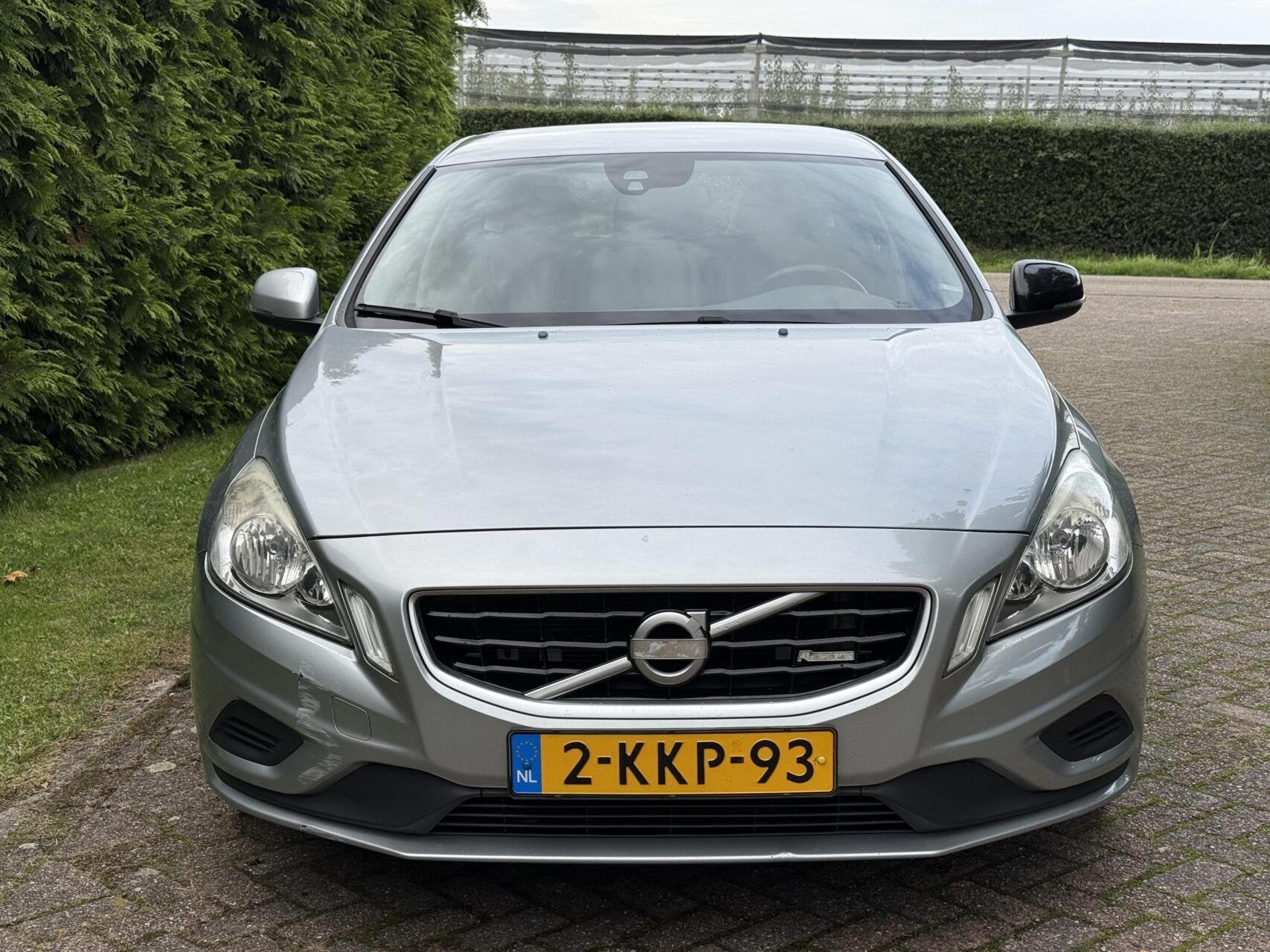 Volvo V60 1.6 |R-Design | Automaat | luxe stoelen, Auto's, Gebruikt, Zwart, 4 cilinders, Leder en Stof