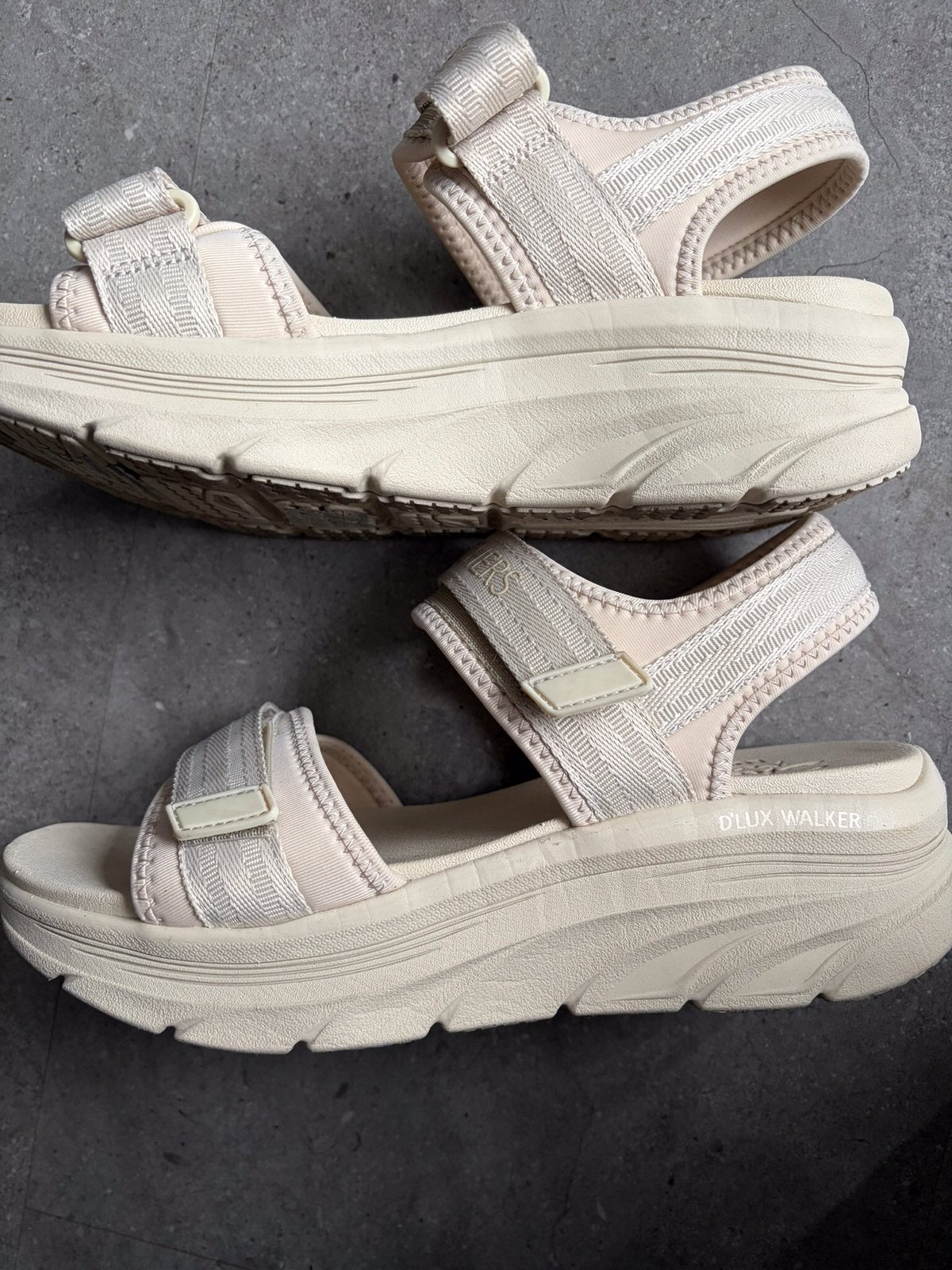 Skechers relaxed fit luxe foam., Beige, Nieuw, Sandalen of Muiltjes, Ophalen of Verzenden