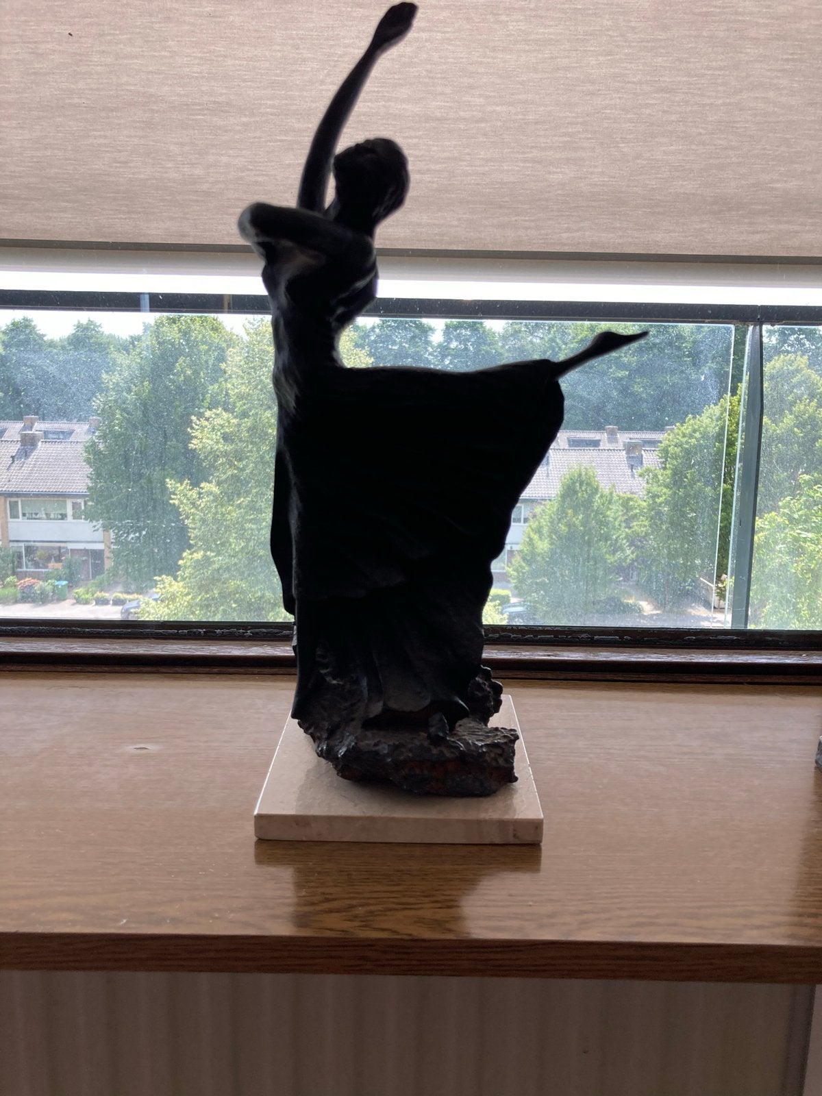 Elegant bronzen beeld van danseres op marmeren sokkel, Ophalen, Brons, Op sokkel, Beeld