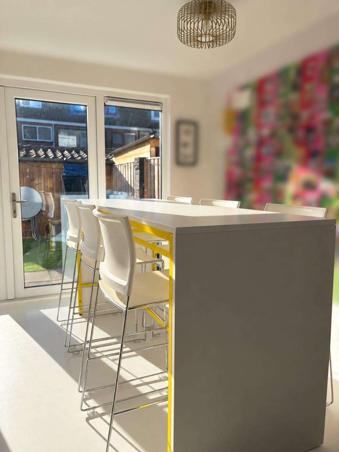 Moderne bartafel met gele accenten en 6 barkrukken