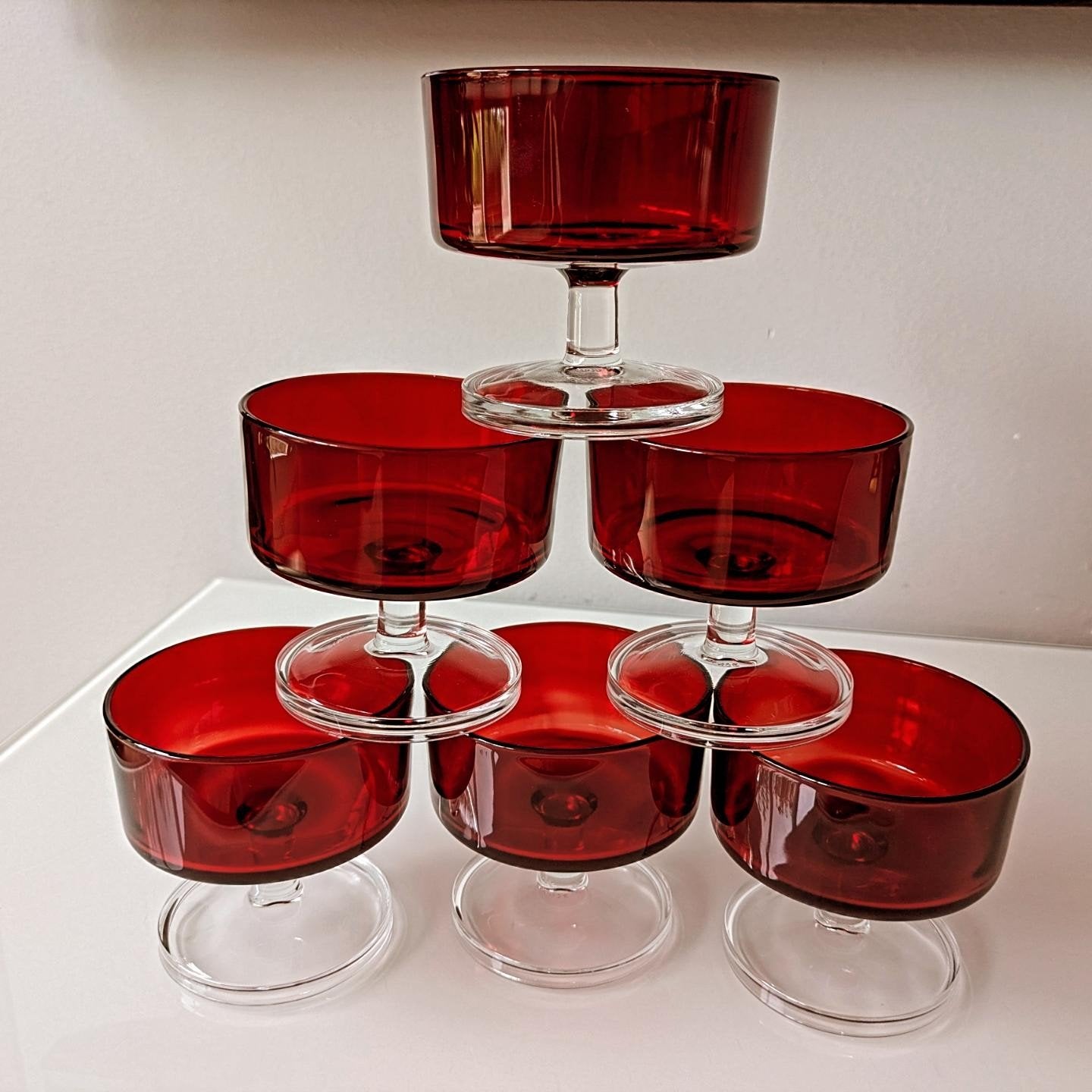 Vintage glas - Donkerrood - Voet in helderglas -, Verzamelen, Ophalen of Verzenden, Zo goed als nieuw, Overige typen