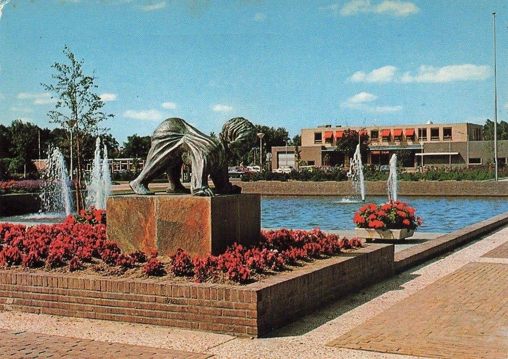 Emmeloord, Fontein bij Stadskantoor, Ophalen of Verzenden, 1960 tot 1980, Gelopen, Flevoland