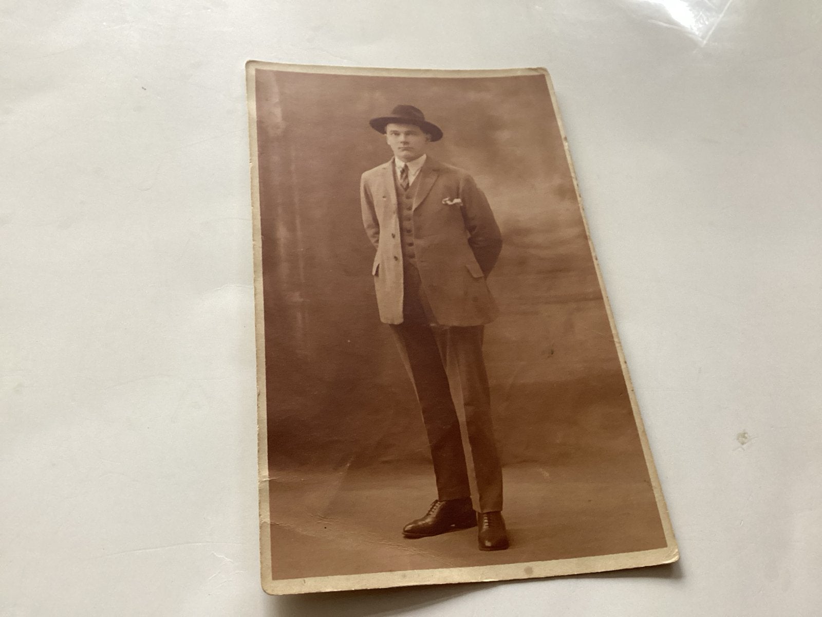 Vintage Foto: Man met Hoed, Roubaix 1925, Gebruikt, Foto, Ophalen of Verzenden, Voor 1940