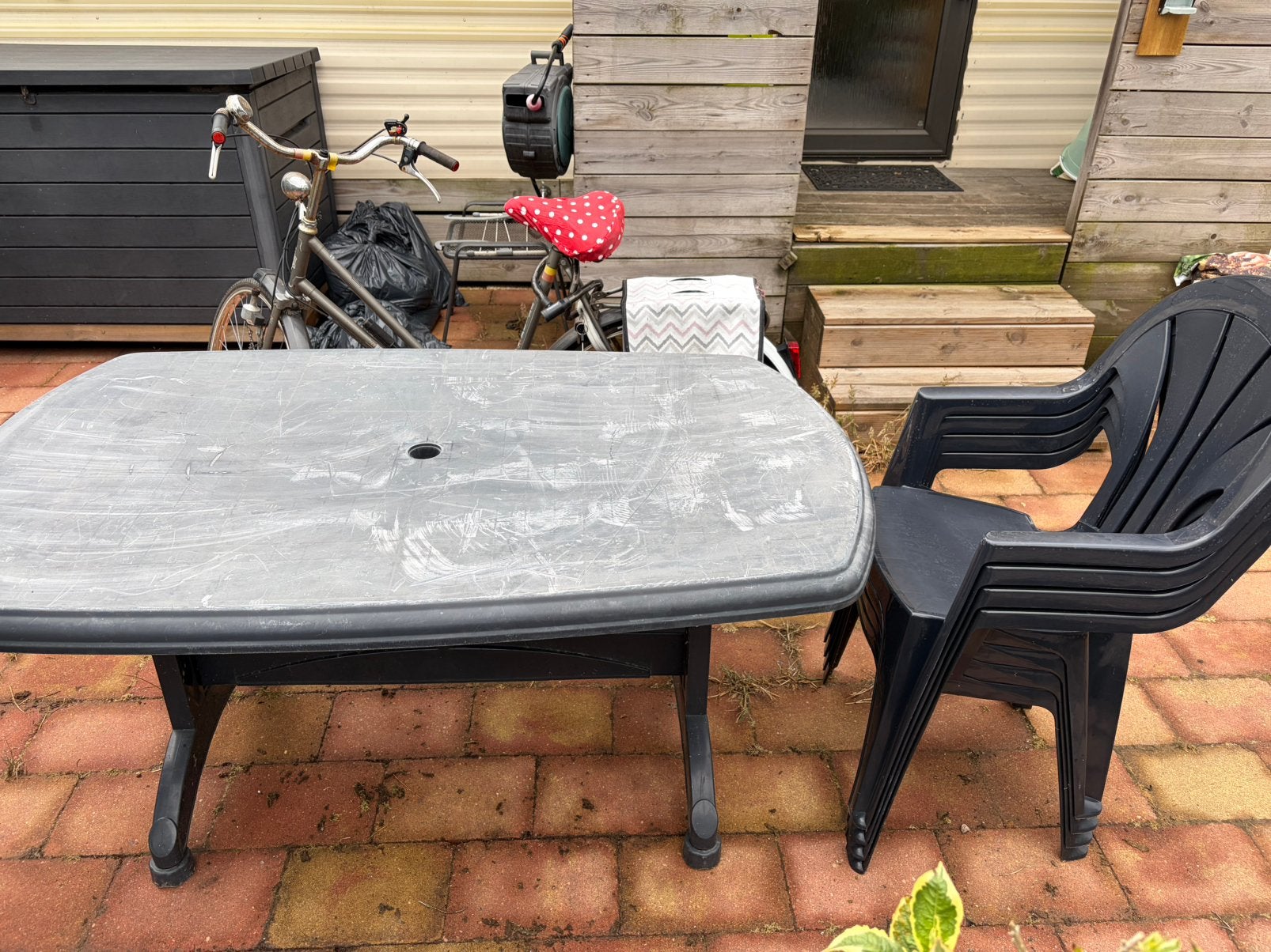 Gratis ophalen, gebruikte kunststof tuintafel met 4 stoelen, Ophalen, Zo goed als nieuw, Kunststof
