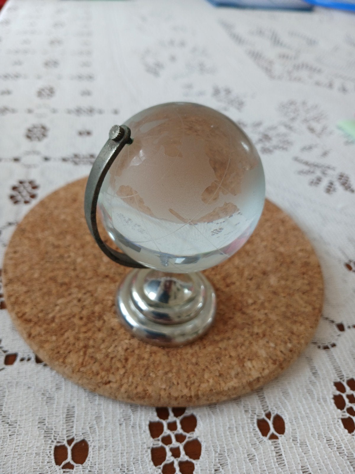 Glazen wereldbol op standaard - 12 cm, Glas, Draaibaar, Fysische wereldbol, Ophalen of Verzenden