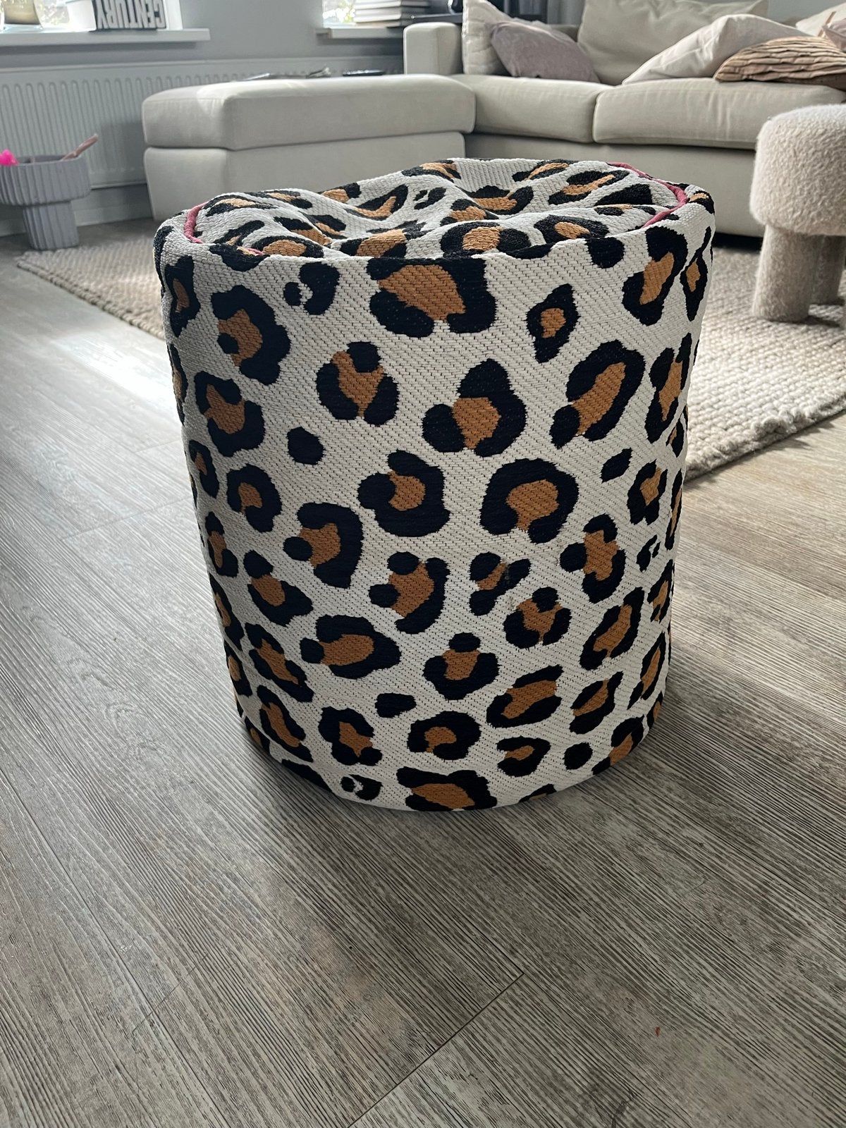 Nieuwe panter poef van Kwantum - Eyecatcher!, Ophalen of Verzenden, Nieuw, Rond, Stof