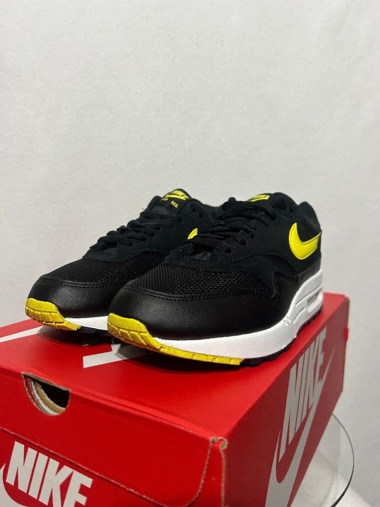 BIJNA NIEUW! Maat 40 - Nike Air Max 1 Black Opti Yellow, Kleding | Dames, Schoenen, Verzenden, Zwart, Nike, Nieuw