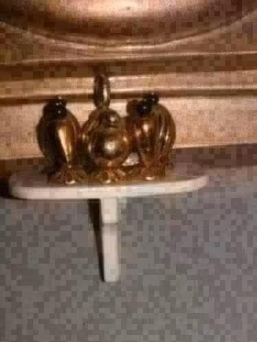 Poppenhuis miniaturen parfum flesjes op plankje, Verzamelen, Ophalen of Verzenden