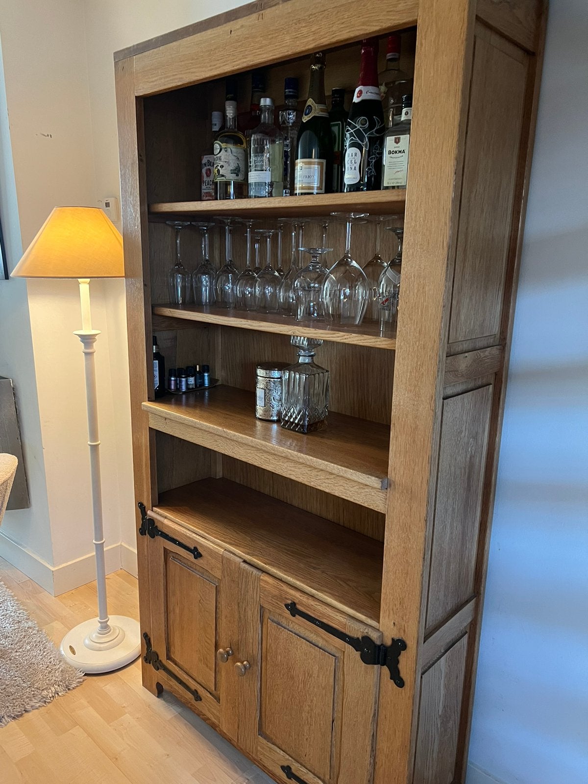 Vintage vitrinekast mangohout-staal, Huis en Inrichting, Kasten | Vitrinekasten, Ophalen, Met deur(en), 50 tot 100 cm, Zo goed als nieuw