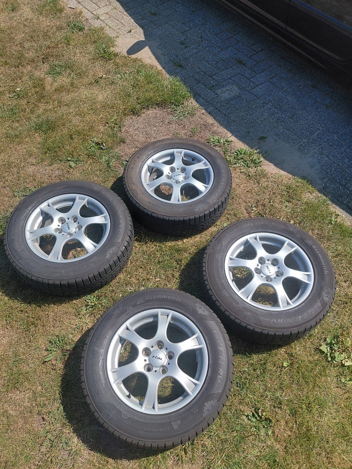 Rial velgen met bijna niet gebruikte winterbanden 215/65 R16, Ophalen, 215 mm, 16 inch, Winterbanden