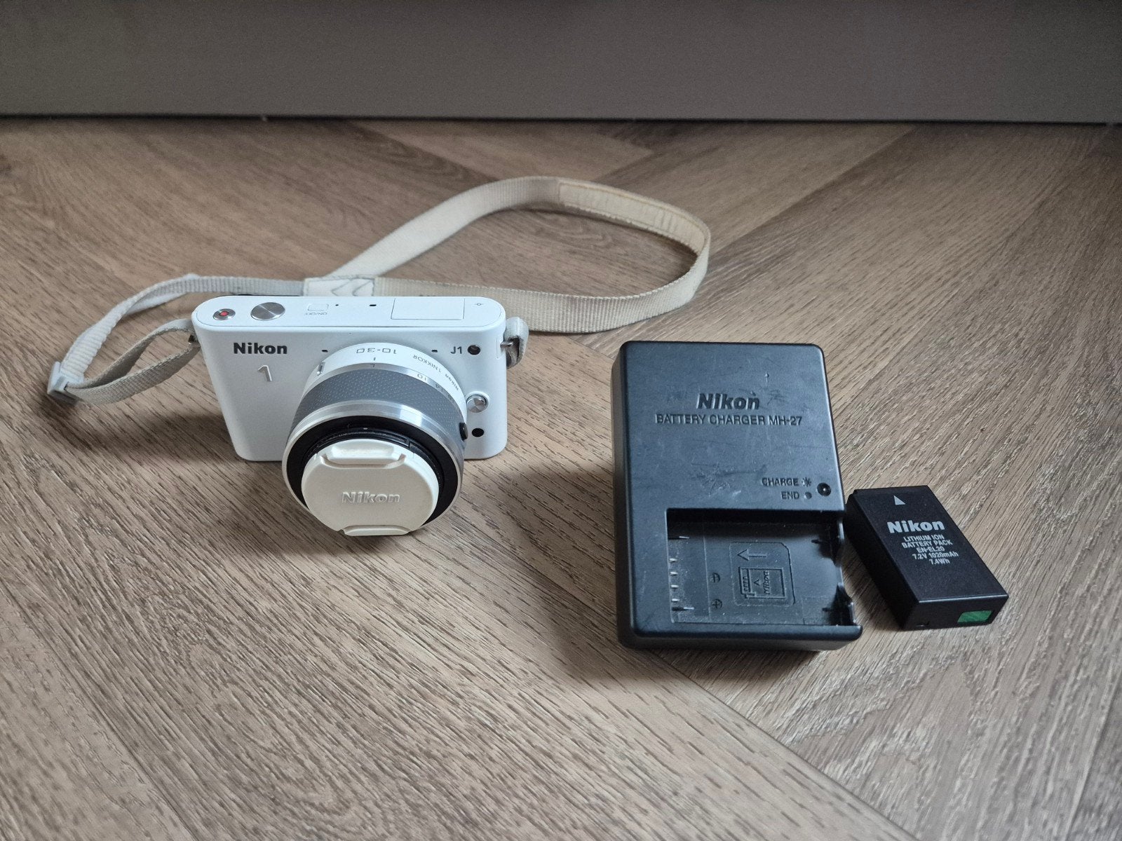 Nikon 1 J1 wit plus oplader, Gebruikt, Accu, Ophalen of Verzenden, 4 t/m 7 keer
