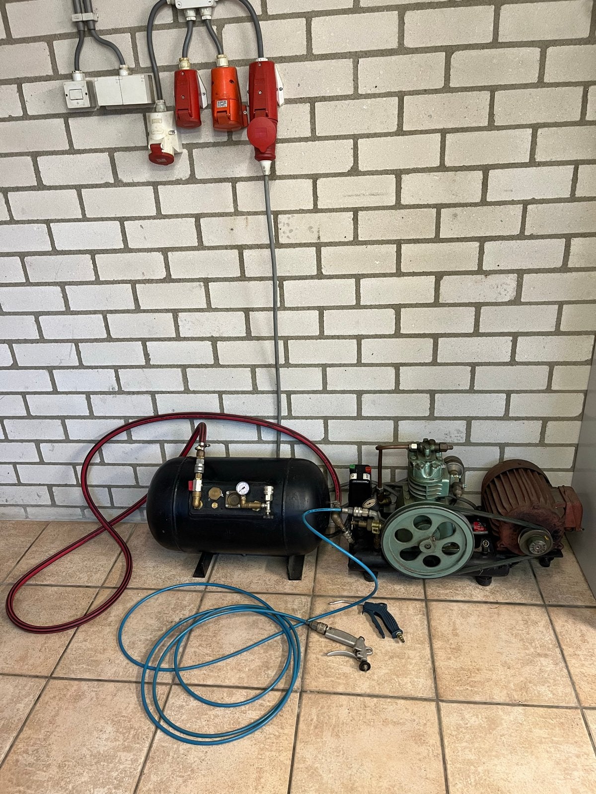 Krachtstroom Compressor met Tank en Slang, Ophalen, Gebruikt, 10 bar of meer, 25 tot 100 liter