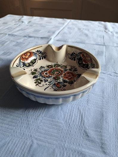 Asbak van Delft polychroom Holland handwerk, Meerkleurig, Ophalen of Verzenden, Steen/keramiek, Klassiek
