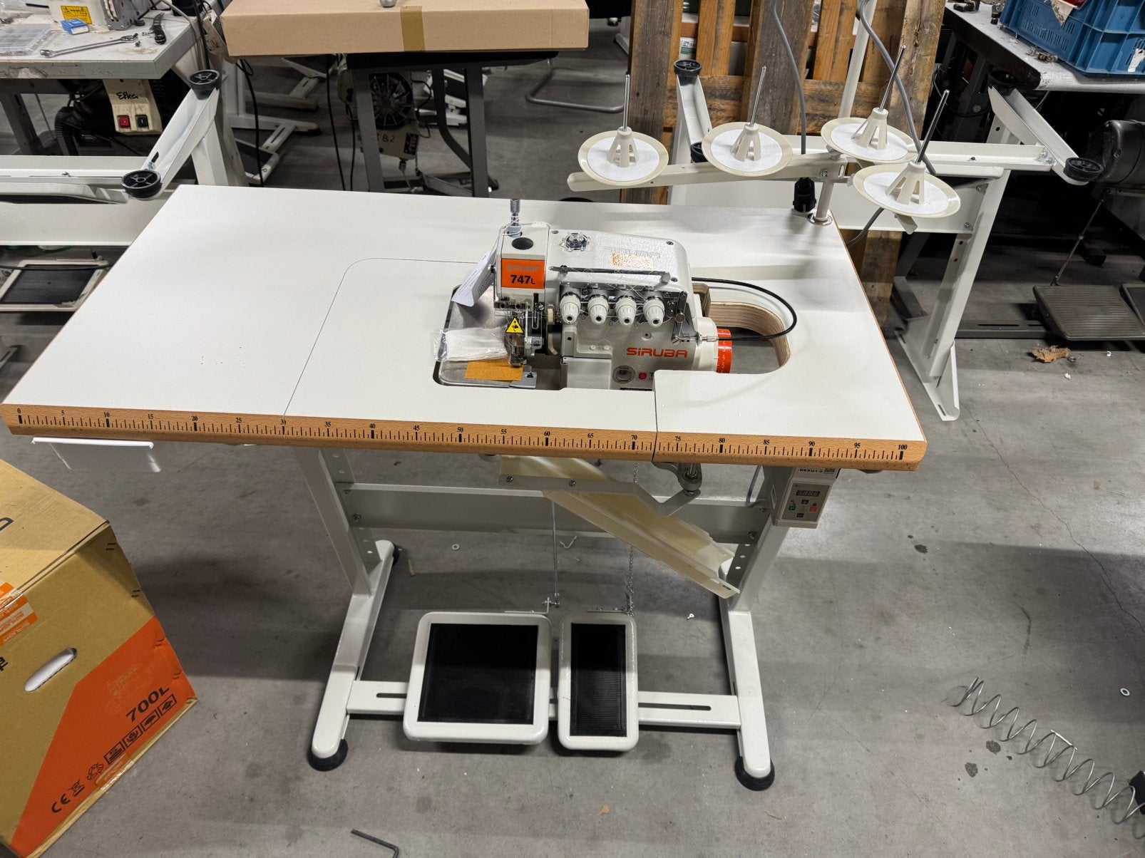 Industriele lockmachine overlock siruba 4draads nieuw 220v, Hobby en Vrije tijd, Naaimachines en Toebehoren, Overige merken, Siruba