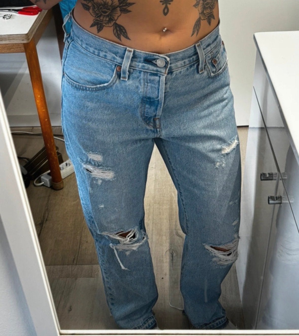 Levi's Premium 501 Jeans - Lichtblauw met scheuren, Ophalen of Verzenden, Zo goed als nieuw, Blauw, Overige jeansmaten