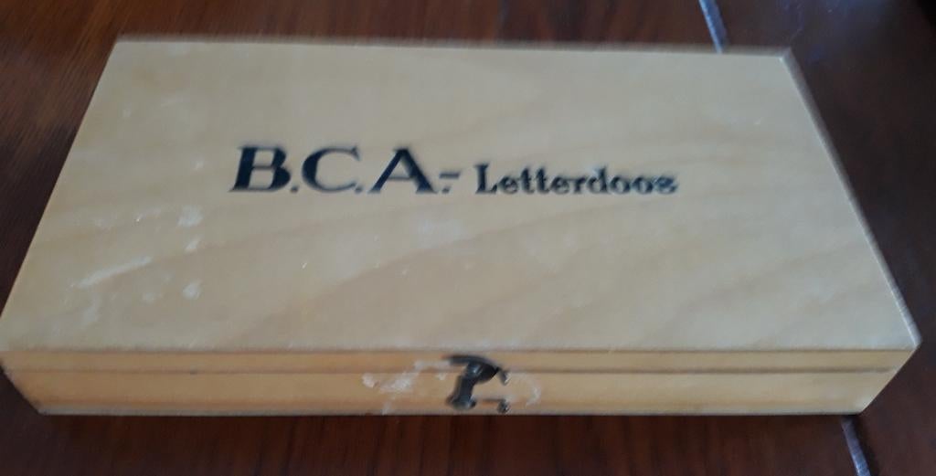 BROCANTE LETTERDOOS  B.C.A. IN KISTJE, Ophalen of Verzenden