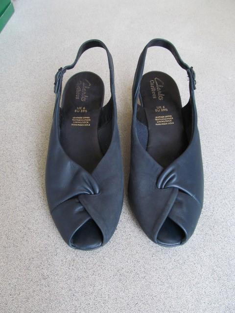 Clarks donkerblauw, open teen en hiel, maat 39,5, Schoenen met lage hakken, Blauw, Ophalen of Verzenden, Clarks