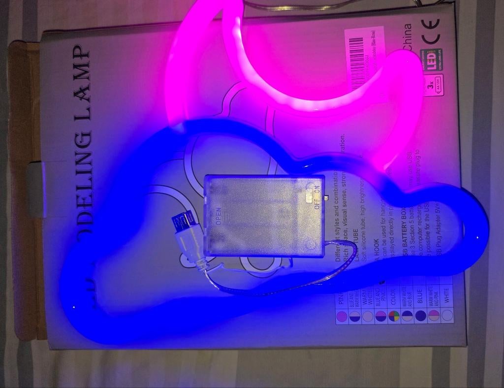 LED Neon Wandlamp - Blauwe Wolk & Roze Maan - USB/Batterij, Huis en Inrichting, Lampen | Overige, Ophalen of Verzenden, Nieuw