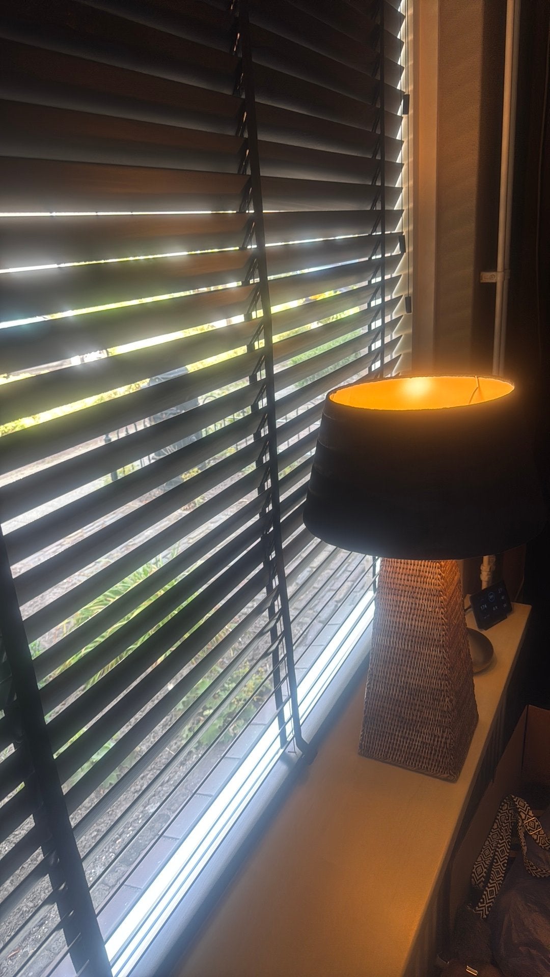 Twee grote birmarieten lampen met zwarte kap, Ophalen, Gebruikt