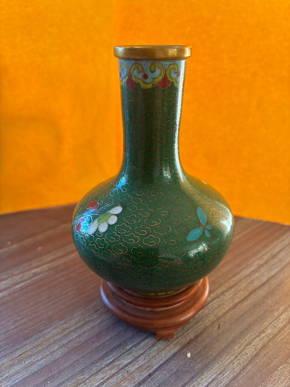 Antieke Cloisonné Vaas - Groen met Bloemen en Houten Voet, Ophalen of Verzenden