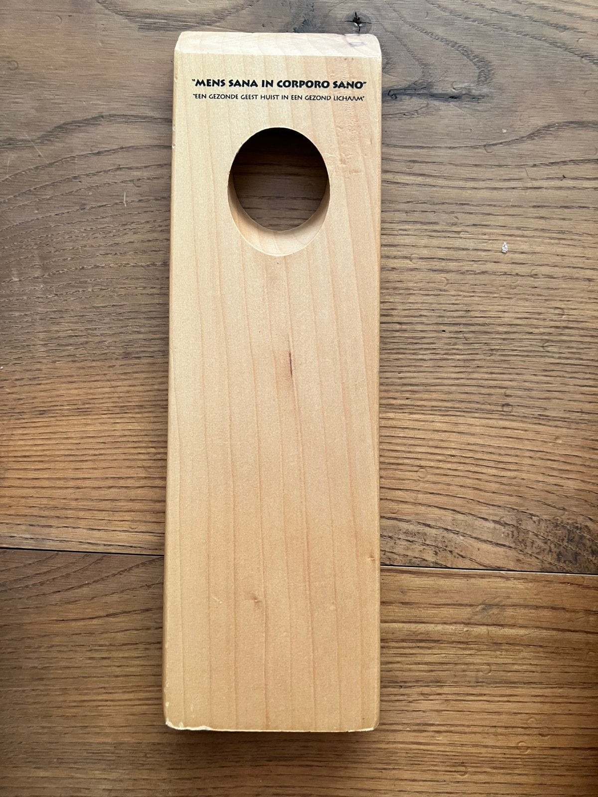 Houten wijnfleshouder met Latijnse spreuk, Ophalen, Hout, Overige typen