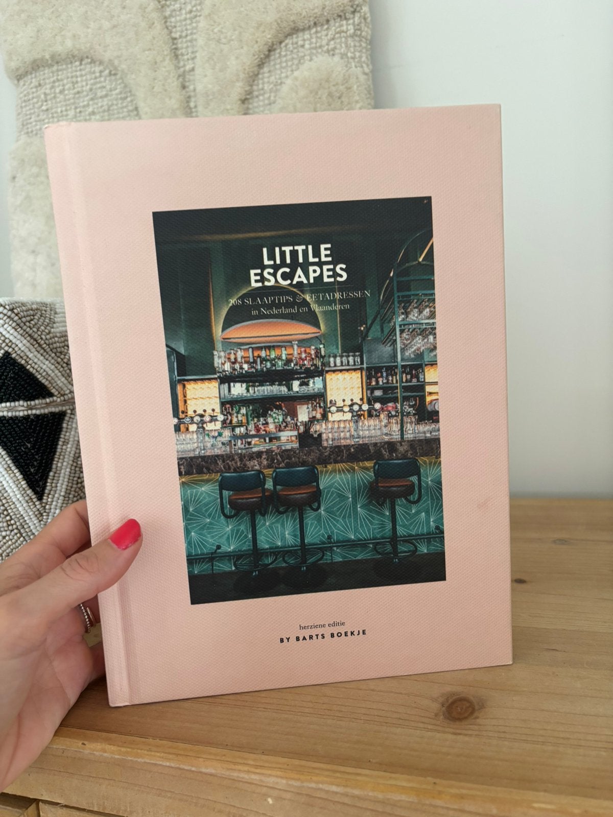 Boek Little Escapes, Ophalen of Verzenden, Reisgids of -boek, Benelux, Gelezen
