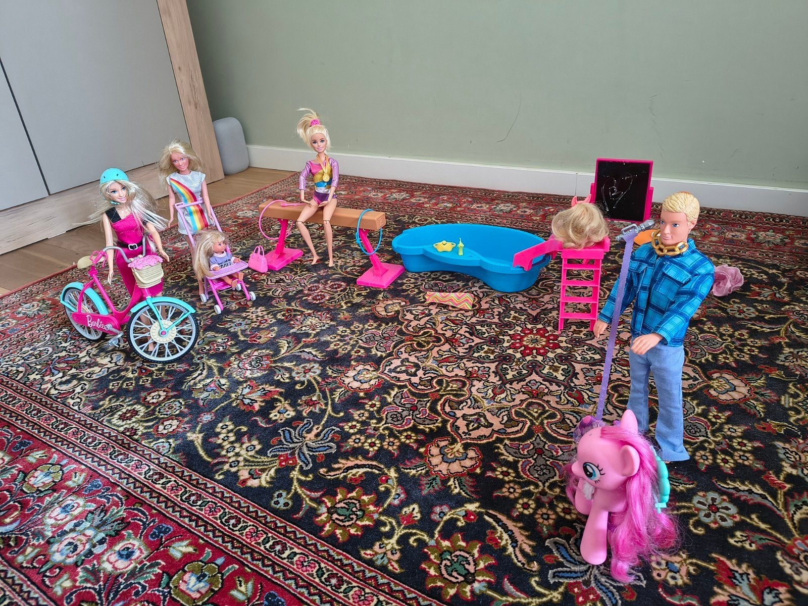 Barbie set met poppen, accessoires en Ken, Kinderen en Baby's, Speelgoed | Poppen, Ophalen of Verzenden, Gebruikt, Barbie
