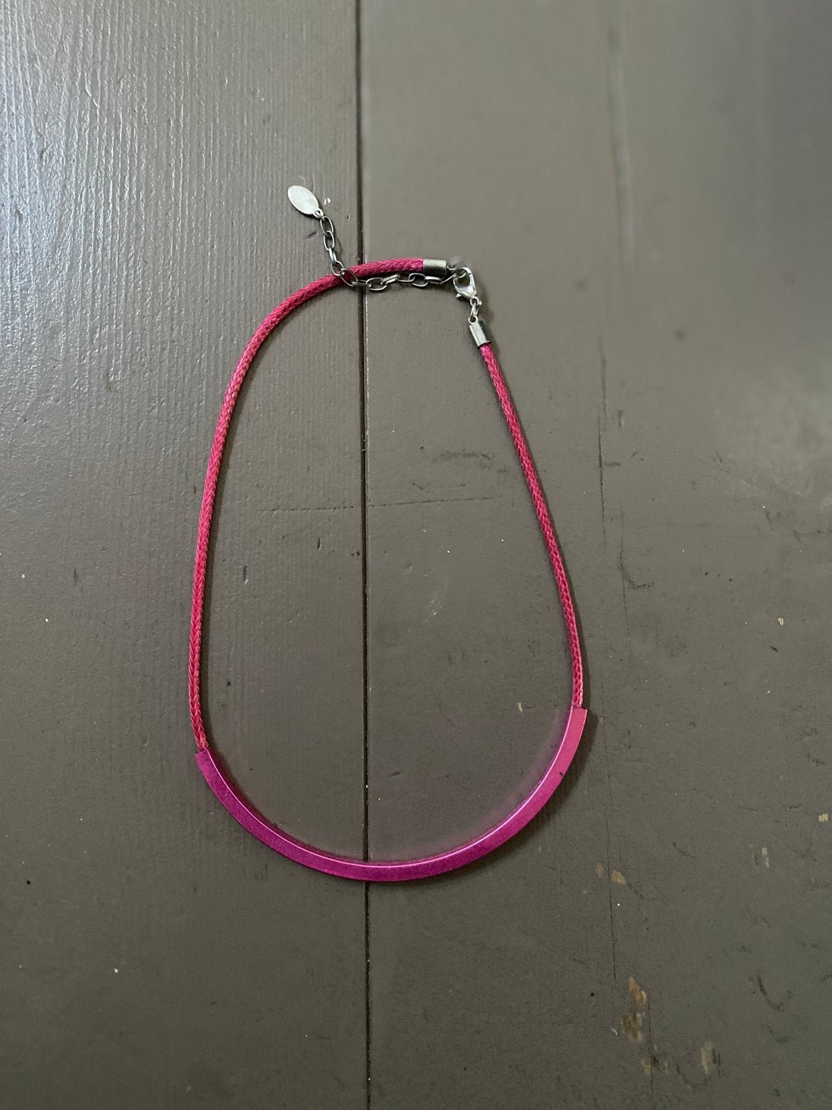 Roze ketting met gebogen hanger, Sieraden, Tassen en Uiterlijk, Ophalen of Verzenden, Gebruikt, Roze, Overige materialen