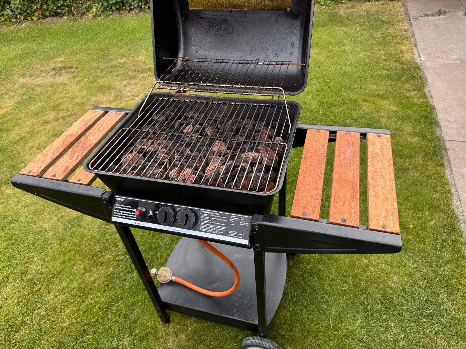 Gasbarbecue met lavastenen en zijtafels, Ophalen, Gebruikt