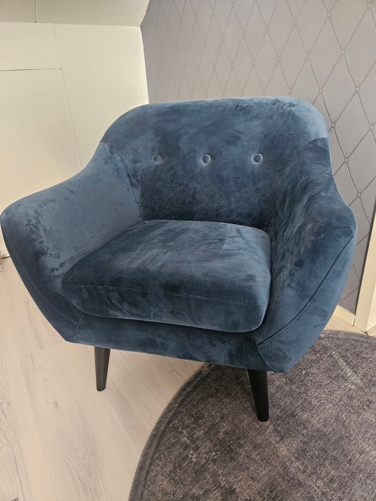 Blauwe fluwelen fauteuil, Huis en Inrichting, Fauteuils, Ophalen, Modern, Comfortabel, 75 tot 100 cm, Zo goed als nieuw